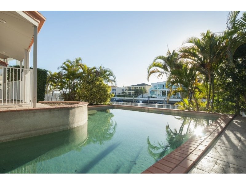 21 Queen Guineveres Place, Sovereign Islands QLD 4216