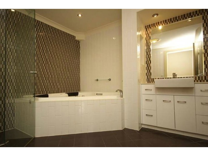 2/54 Markham Avenue, Runaway Bay QLD 4216