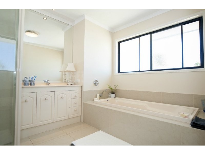 37 Oxley Drive, Paradise Point QLD 4216
