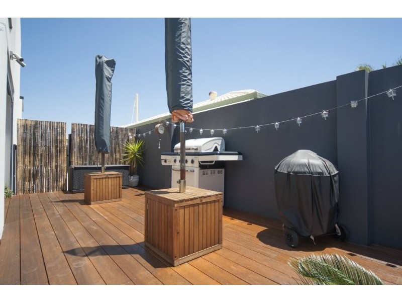 37 Oxley Drive, Paradise Point QLD 4216