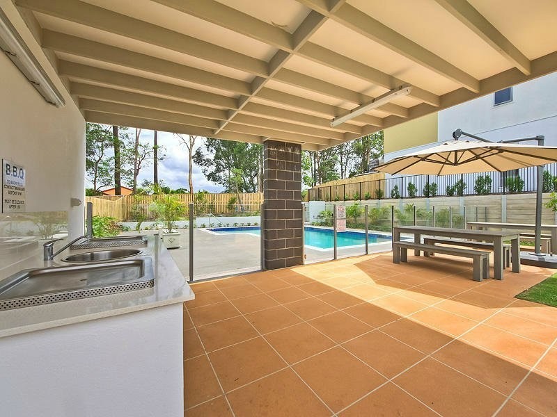 2/430 Pine Ridge Road, Coombabah QLD 4216