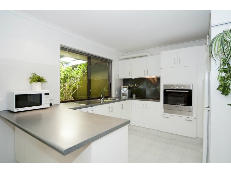 2/33 Telopea Street, Labrador QLD 4215