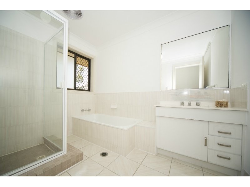 11 Coombe Avenue, Hope Island QLD 4212