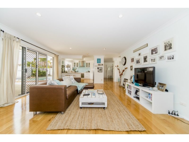 2 Folkstone Place, Runaway Bay QLD 4216