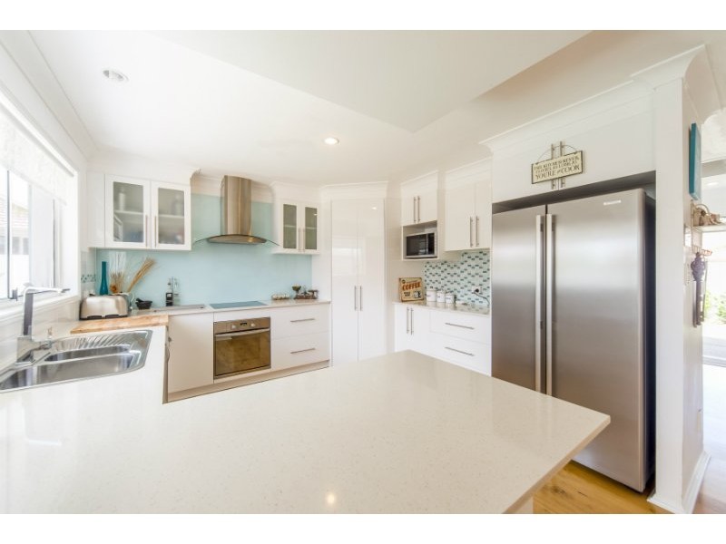 2 Folkstone Place, Runaway Bay QLD 4216