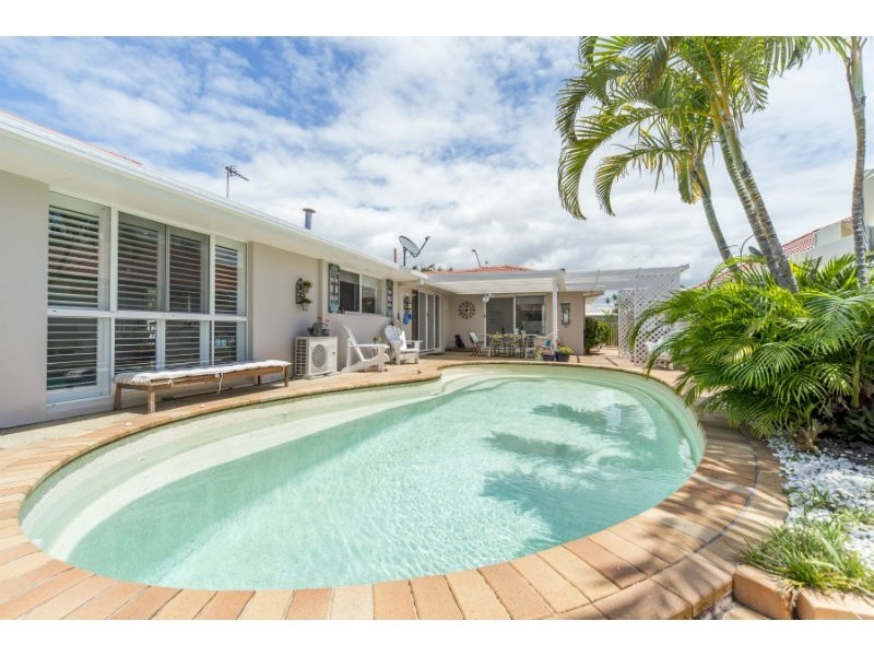 2 Folkstone Place, Runaway Bay QLD 4216