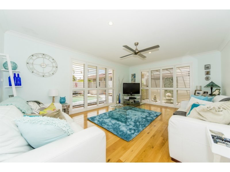 2 Folkstone Place, Runaway Bay QLD 4216