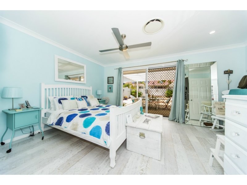 2 Folkstone Place, Runaway Bay QLD 4216