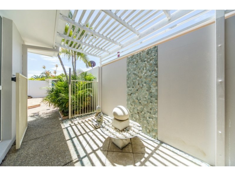 2 Folkstone Place, Runaway Bay QLD 4216