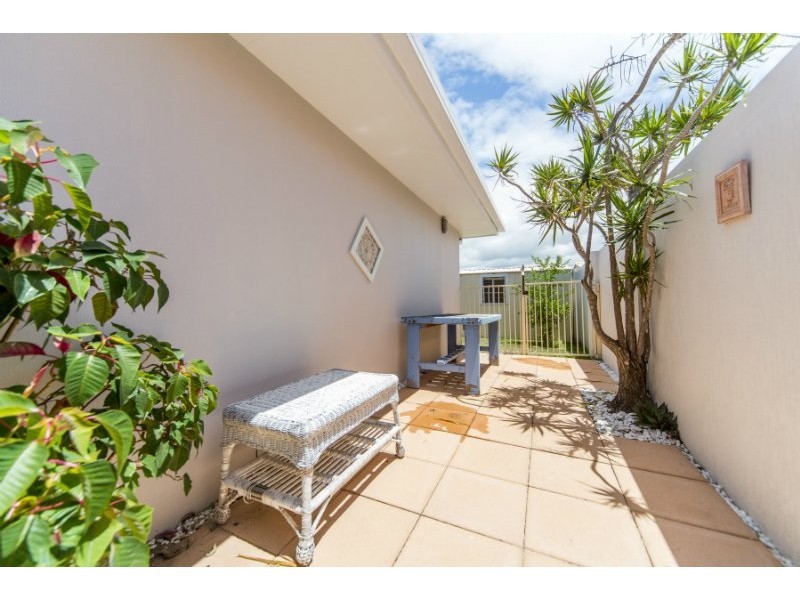 2 Folkstone Place, Runaway Bay QLD 4216