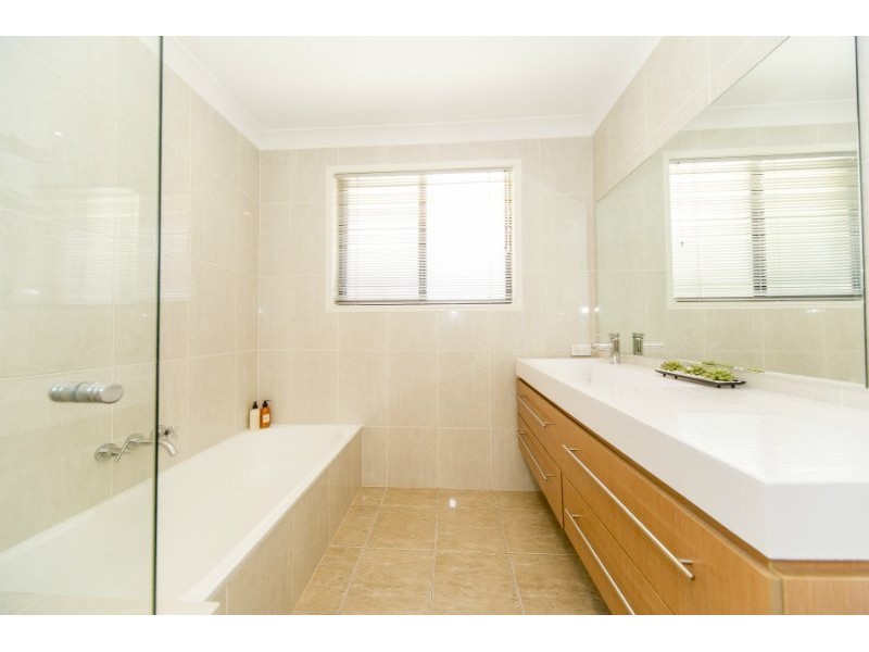 28 Oyster Cove Promenade, Helensvale QLD 4212