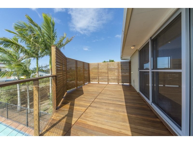 11 Robin Avenue, Paradise Point QLD 4216