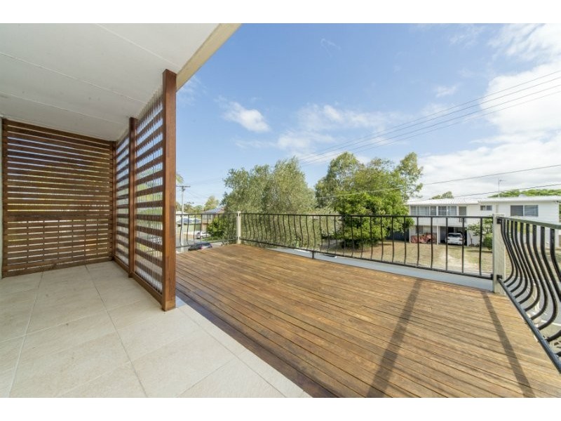 11 Robin Avenue, Paradise Point QLD 4216