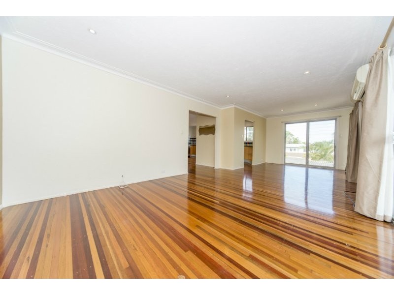 11 Robin Avenue, Paradise Point QLD 4216