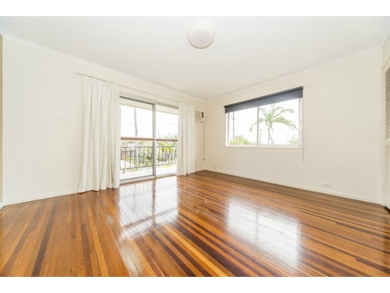 11 Robin Avenue, Paradise Point QLD 4216
