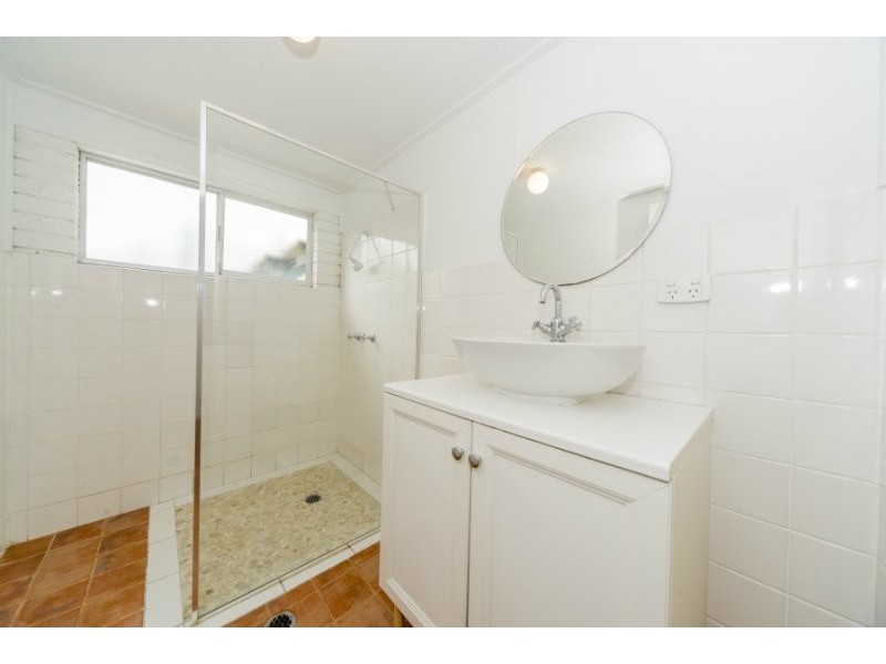 11 Robin Avenue, Paradise Point QLD 4216