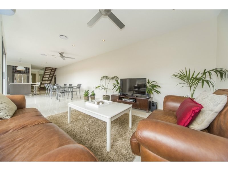 2/26 Eider Avenue, Paradise Point QLD 4216