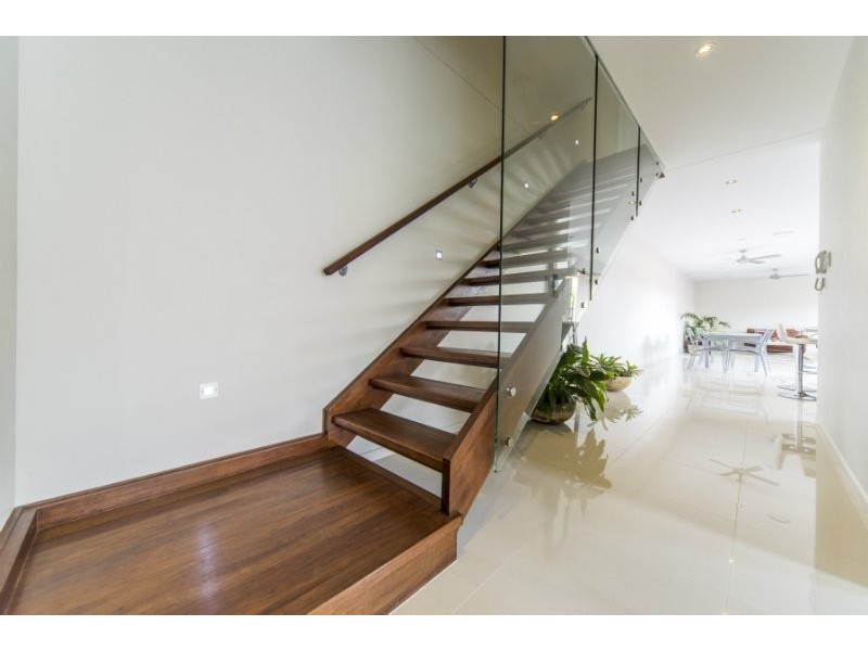 2/26 Eider Avenue, Paradise Point QLD 4216