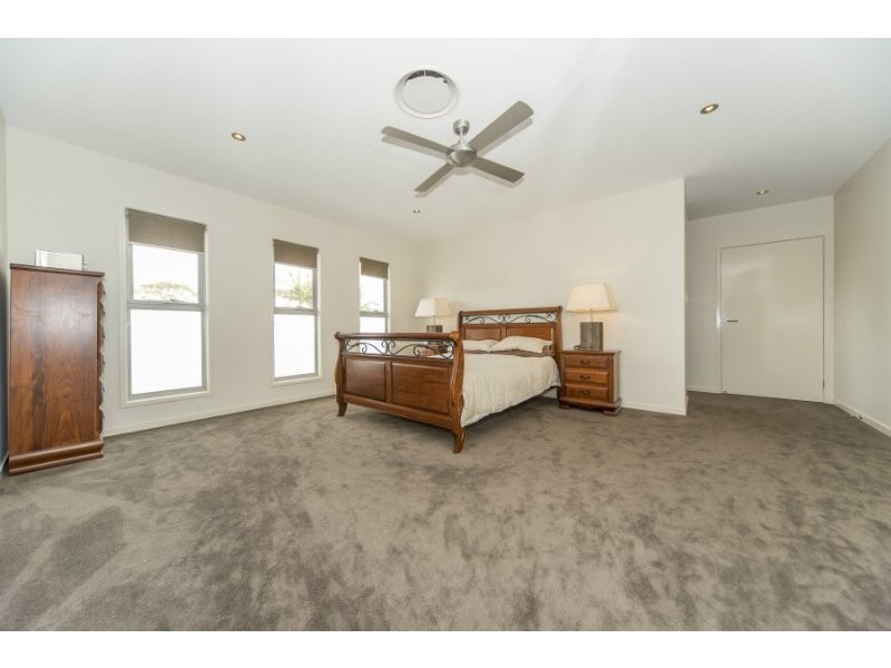 2/26 Eider Avenue, Paradise Point QLD 4216