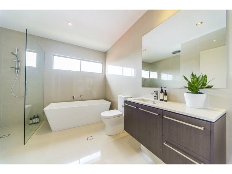 2/26 Eider Avenue, Paradise Point QLD 4216