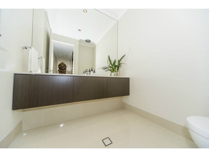 2/26 Eider Avenue, Paradise Point QLD 4216