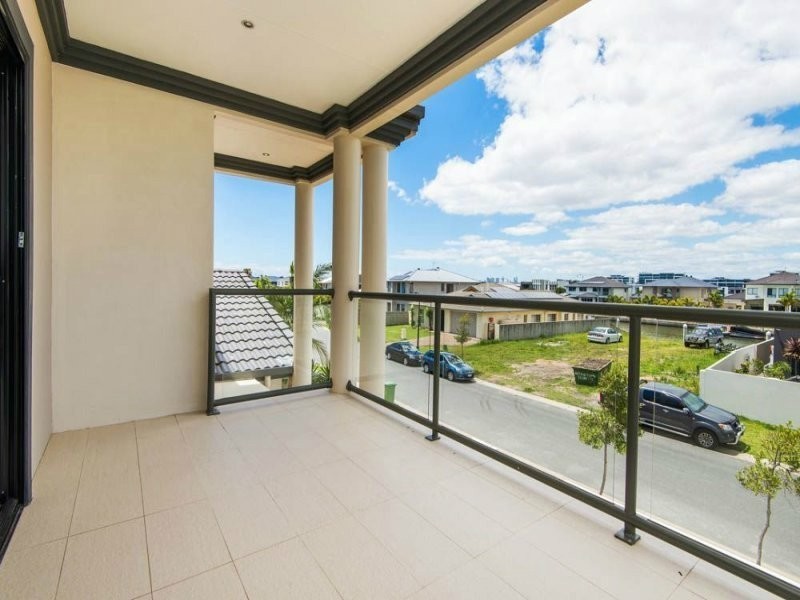 100 Compass Drive, Biggera Waters QLD 4216