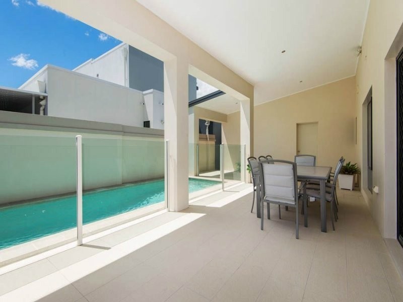 100 Compass Drive, Biggera Waters QLD 4216