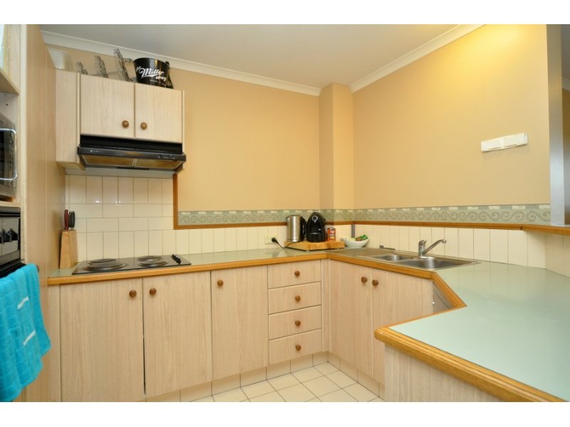 2/18 Jennifer Avenue, Runaway Bay QLD 4216