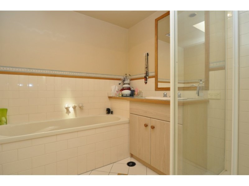 2/18 Jennifer Avenue, Runaway Bay QLD 4216