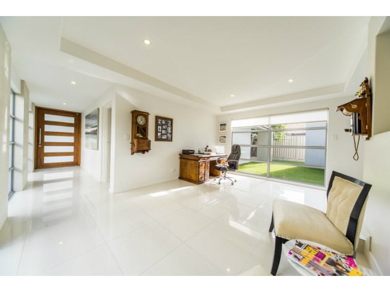 7 Donald Avenue, Paradise Point QLD 4216