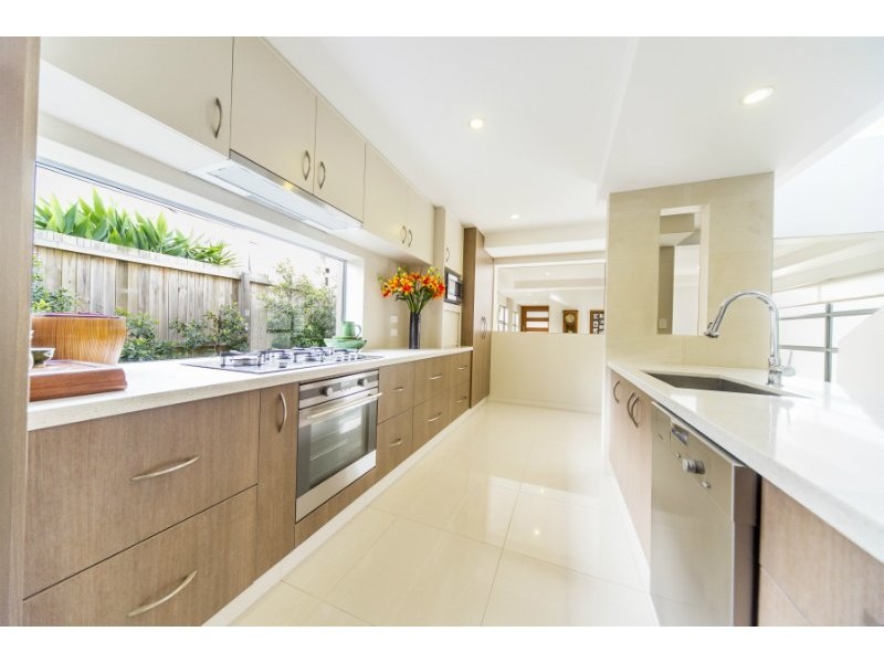 7 Donald Avenue, Paradise Point QLD 4216