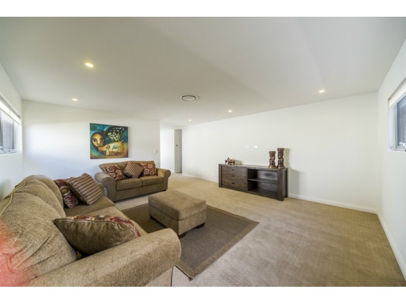 7 Donald Avenue, Paradise Point QLD 4216