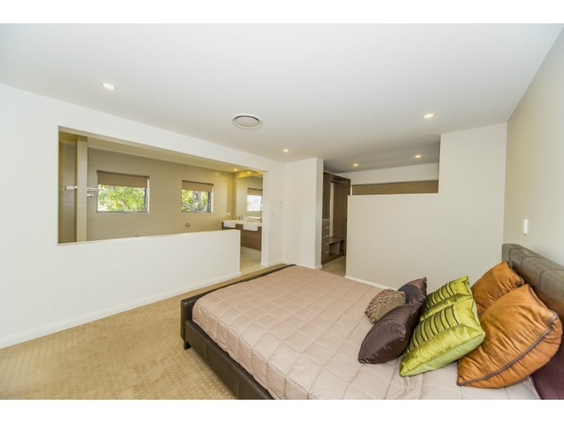 7 Donald Avenue, Paradise Point QLD 4216