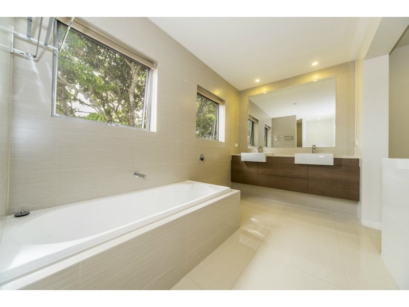 7 Donald Avenue, Paradise Point QLD 4216