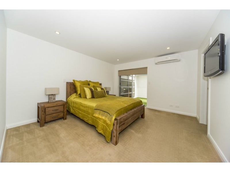 7 Donald Avenue, Paradise Point QLD 4216