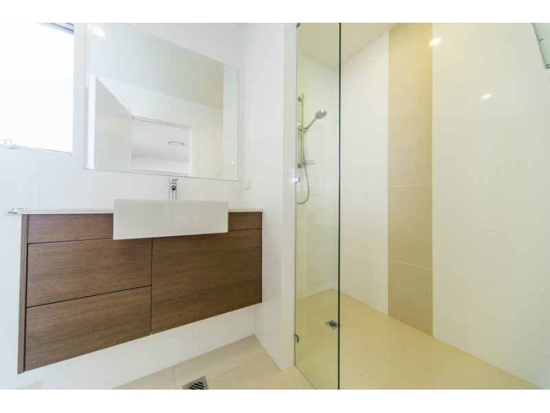 7 Donald Avenue, Paradise Point QLD 4216