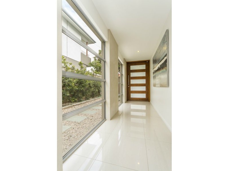 7 Donald Avenue, Paradise Point QLD 4216