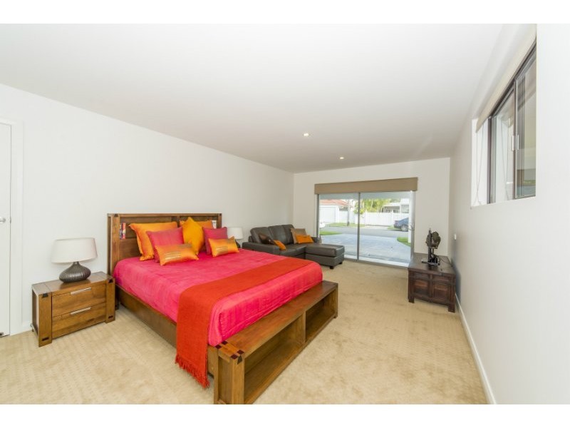 7 Donald Avenue, Paradise Point QLD 4216