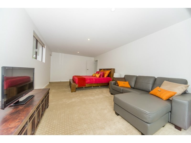 7 Donald Avenue, Paradise Point QLD 4216