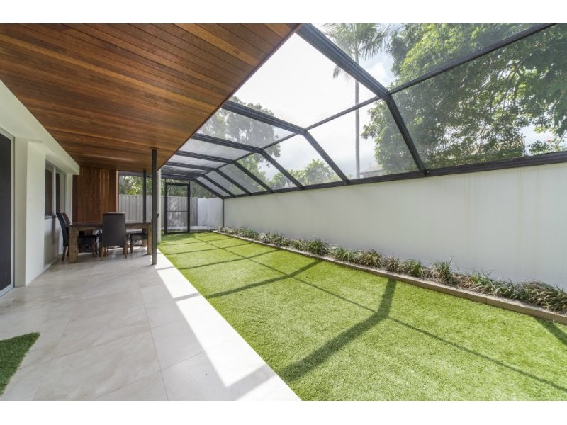 7 Donald Avenue, Paradise Point QLD 4216