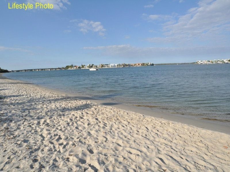 7 Donald Avenue, Paradise Point QLD 4216