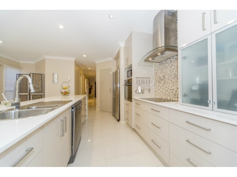 2/33 Drake Avenue, Paradise Point QLD 4216