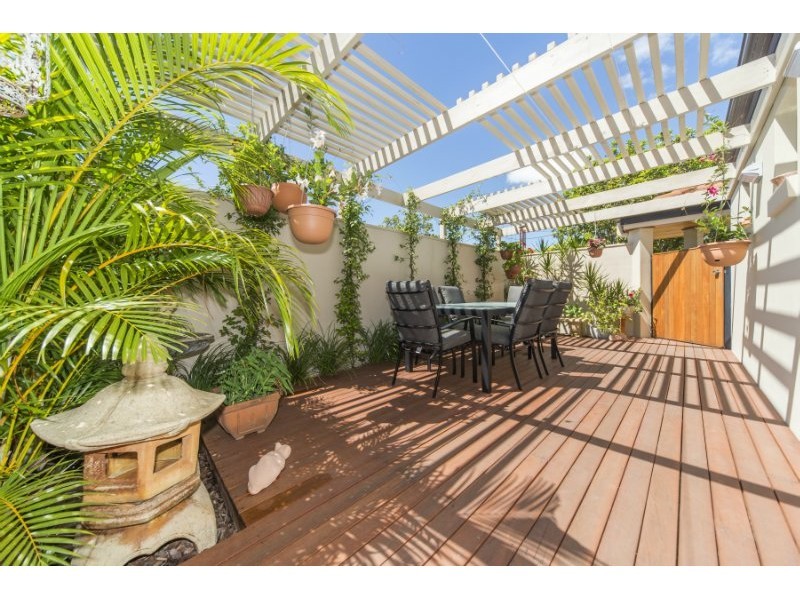 2/33 Drake Avenue, Paradise Point QLD 4216