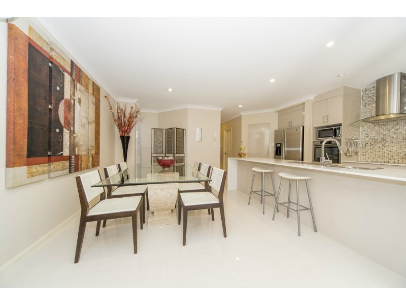 2/33 Drake Avenue, Paradise Point QLD 4216