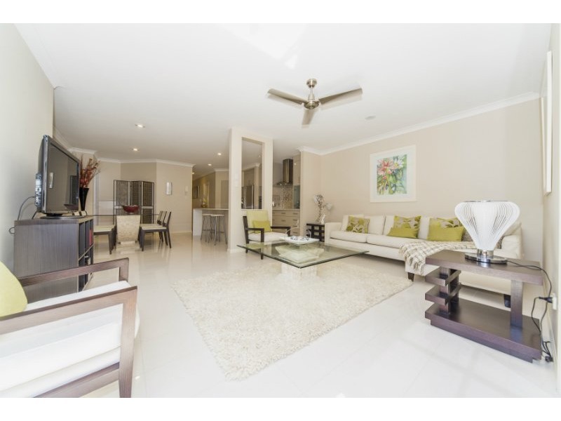 2/33 Drake Avenue, Paradise Point QLD 4216