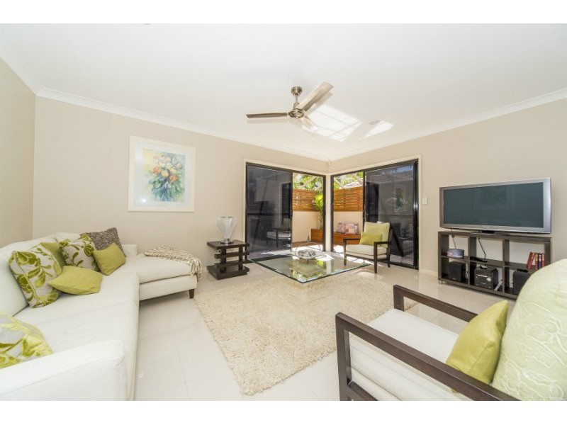 2/33 Drake Avenue, Paradise Point QLD 4216