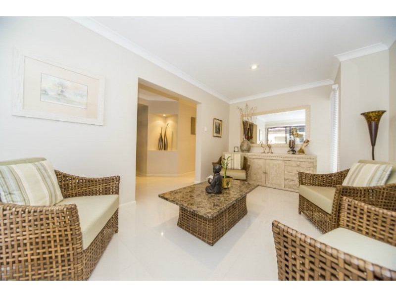 2/33 Drake Avenue, Paradise Point QLD 4216
