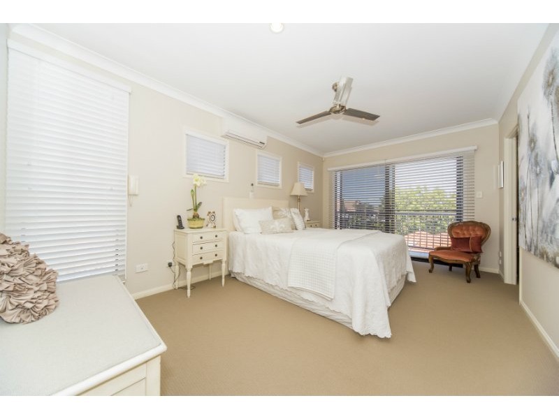 2/33 Drake Avenue, Paradise Point QLD 4216