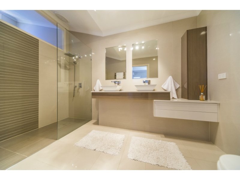 2/33 Drake Avenue, Paradise Point QLD 4216