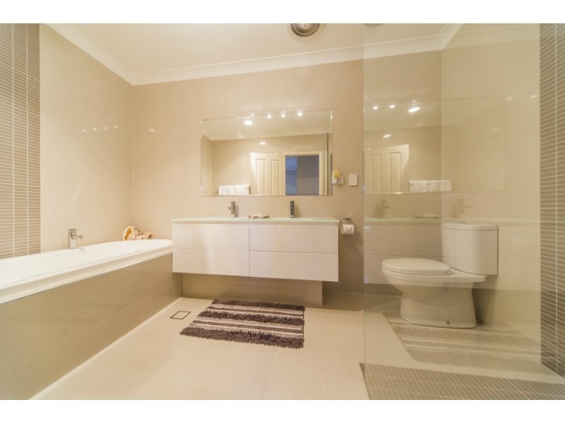 2/33 Drake Avenue, Paradise Point QLD 4216